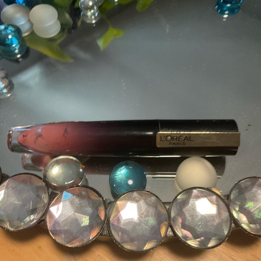 L'Oreal Paris lip gloss in shade 305 BE CAPTIVATING